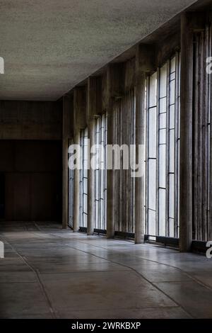 Galerie baigné de lumière par des grandes fenêtres menant à l’église, à l’intérieur du Couvent Sainte-Marie de La Tourette, construit par l’architecte Stockfoto