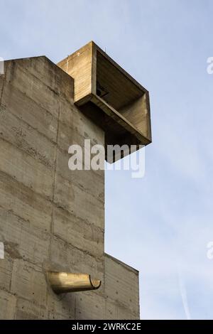 Clocher du Couvent Sainte-Marie de La Tourette, construit par l’architecte Le Corbusier et inscrit au patrimoine mondial de l’UNESCO Stockfoto
