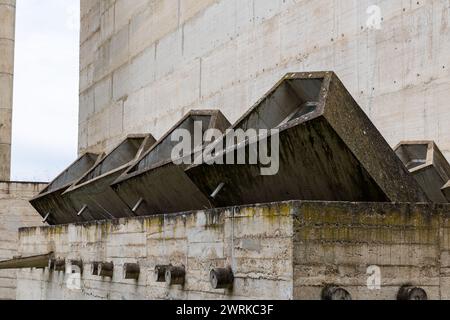 Fenêtres « mitraillettes » depuis l’extérieur permettant d’éclairer l’église du Couvent Sainte-Marie de La Tourette, construit par l’architecte Le Cor Stockfoto