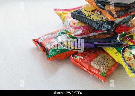 KIEW, UKRAINE - 31. OKTOBER 2023 viele Packungen Instant-Nudeln für schnelles Kochen von verschiedenen Marken und Herstellern aus nächster Nähe Stockfoto