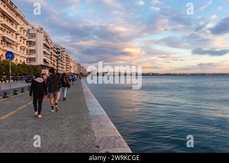 Promenade entlang der Nikis Avenue in Thessaloniki, Griechenland. Weißer Turm auf Hintergrund Stockfoto