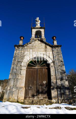 Fassade de la petite chapelle de Notre-Dame-du-Rosaire sur les hauteurs de Saint-Pierre-de-Chartreuse en hiver Stockfoto