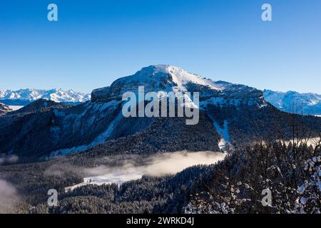 Sommet du Chamechaude, Point culminant du parc naturel régional de Chartreuse, recouvert de neige au dessus d’une mer de nuages depuis le Charmant Som Stockfoto