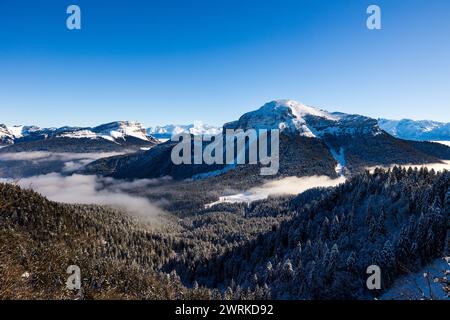 Sommet du Chamechaude, Point culminant du parc naturel régional de Chartreuse, recouvert de neige au dessus d’une mer de nuages et entouré par la Dent Stockfoto