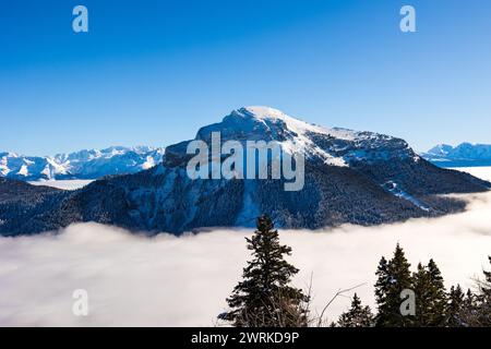 Sommet du Chamechaude, Point culminant du parc naturel régional de Chartreuse, recouvert de neige au dessus d’une mer de nuages depuis le Charmant Som Stockfoto