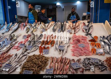 Fischstand auf dem Kapani-Markt in Thessaloniki, Griechenland Stockfoto
