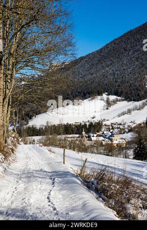 Hameau de Saint-Philibert, à Saint-Pierre-d’Entremont, en contrebas des falaises de l’Aulp du Seuil au cœur du parc naturel régional de Chartreuse, en Stockfoto