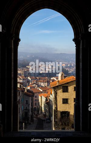 Rue des Tables et Panorama sur la ville du Puy-en-Velay encore recouverte par le brouillard depuis le haut des escaliers de la Cathédrale Notre-Dame d Stockfoto