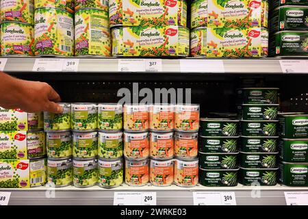 Dosengemüse Gang in einem Supermarkt Stockfoto