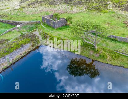 Drohnenaufnahme eines heruntergekommenen Farmohauses auf den Mooren von pennine West yorkshire Stockfoto