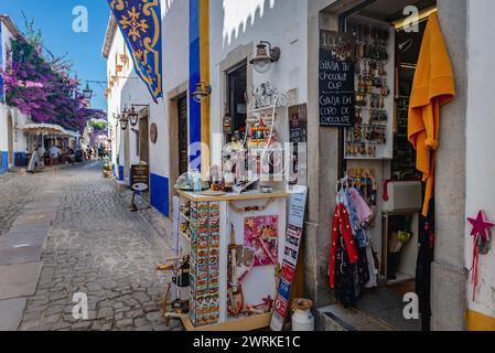 Souvenirladen in der Rua Direita Straße in Obidos Stadt, Region Oeste, Bezirk Leiria in Portugal Stockfoto