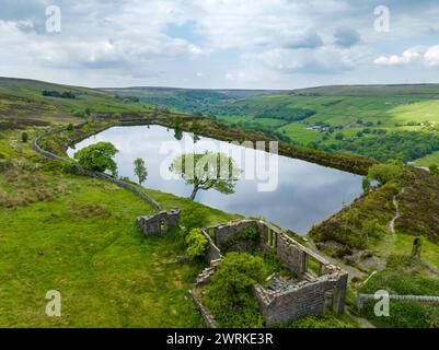 Drohnenaufnahme eines heruntergekommenen Farmohauses auf den Mooren von pennine West yorkshire Stockfoto