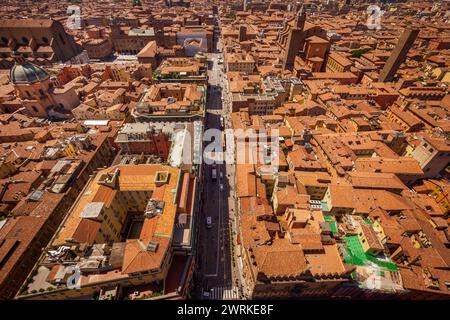 Bologna, Italien, 05.18.2018 - Stadtbild vom Asinelli-Turm, zwei Türme, Due Torri. Gebäude, gekachelte Dächer und Straßen von Bologna. Italienische rote Stadt. Stockfoto