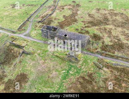 Drohnenaufnahme eines heruntergekommenen Farmohauses auf den Mooren von pennine West yorkshire Stockfoto