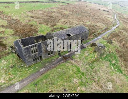 Drohnenaufnahme eines heruntergekommenen Farmohauses auf den Mooren von pennine West yorkshire Stockfoto