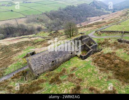 Drohnenaufnahme eines heruntergekommenen Farmohauses auf den Mooren von pennine West yorkshire Stockfoto