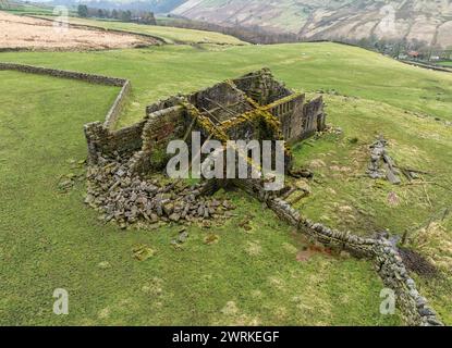 Drohnenaufnahme eines heruntergekommenen Farmohauses auf den Mooren von pennine West yorkshire Stockfoto