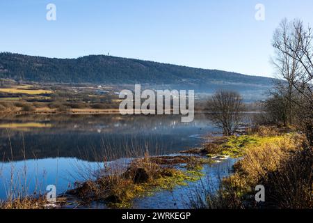 Etang des Lésines et Marais de Vaux sur le Plateau d’Hauteville en hiver Stockfoto