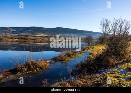 Etang des Lésines et Marais de Vaux sur le Plateau d’Hauteville en hiver Stockfoto