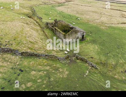 Drohnenaufnahme eines heruntergekommenen Farmohauses auf den Mooren von pennine West yorkshire Stockfoto