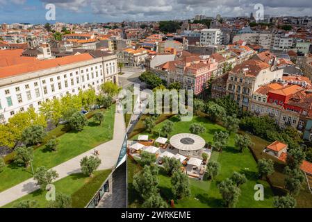 Blick vom Turm der Clerigos-Kirche in Porto, Portugal, mit Museum für Naturgeschichte und Wissenschaft der Universität Porto und Jardim das Oliveiras Stockfoto