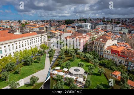 Blick vom Turm der Clerigos-Kirche in Porto, Portugal, mit Museum für Naturgeschichte und Wissenschaft der Universität Porto und Jardim das Oliveiras Stockfoto