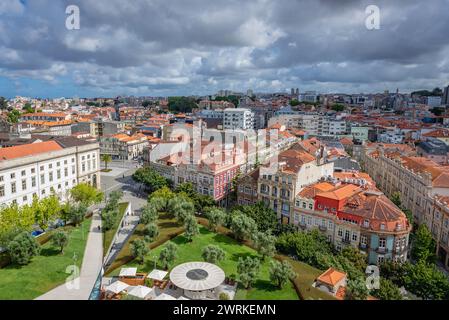 Blick vom Turm der Clerigos-Kirche in Porto, Portugal, mit Museum für Naturgeschichte und Wissenschaft der Universität Porto und Jardim das Oliveiras Stockfoto