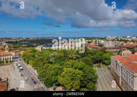 Aus der Vogelperspektive vom Turm der Clerigos-Kirche in Porto, Portugal, mit dem Museum für Naturgeschichte und Wissenschaft der Universität Porto Stockfoto
