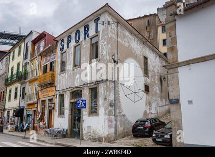 Alte Gebäude mit Sportruderclub an der Avenue Diogo leite in Vila Nova de Gaia, Portugal Stockfoto