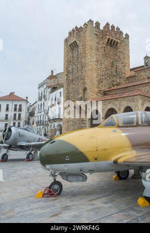 Caceres, Spanien - 27. Mai 2021: Spanische Militärluftfahrt Ausstellung. Caceres Hauptplatz, Spanien Stockfoto