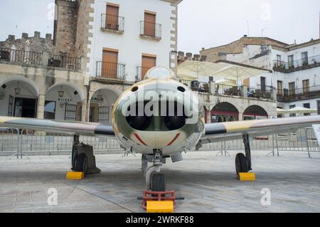 Caceres, Spanien - 27. Mai 2021: Hispano HA-200 Saeta. Spanische Militärluftfahrt-Ausstellung, Caceres Main Square, Spanien Stockfoto