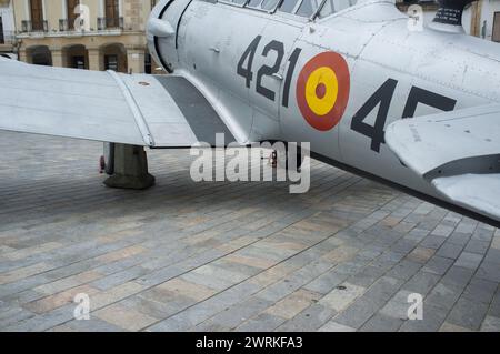 Caceres, Spanien - 27. Mai 2021: North American Aviation T-6 Texan. Spanische Militärluftfahrt-Ausstellung. Caceres Hauptplatz, Spanien Stockfoto