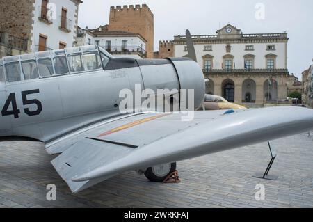 Caceres, Spanien - 27. Mai 2021: North American Aviation T-6 Texan. Spanische Militärluftfahrt-Ausstellung. Caceres Hauptplatz, Spanien Stockfoto