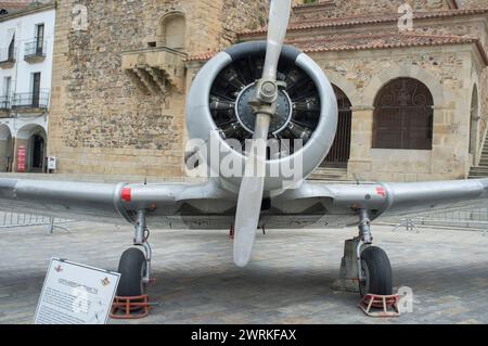 Caceres, Spanien - 27. Mai 2021: North American Aviation T-6 Texan. Spanische Militärluftfahrt-Ausstellung. Caceres Hauptplatz, Spanien Stockfoto