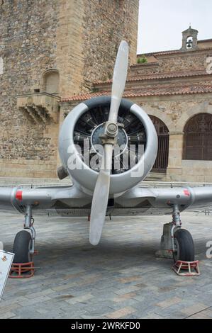 Caceres, Spanien - 27. Mai 2021: North American Aviation T-6 Texan. Spanische Militärluftfahrt-Ausstellung. Caceres Hauptplatz, Spanien Stockfoto