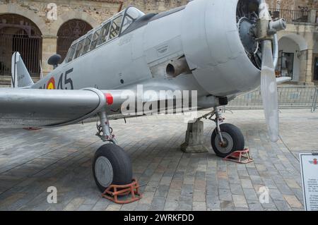 Caceres, Spanien - 27. Mai 2021: North American Aviation T-6 Texan. Spanische Militärluftfahrt-Ausstellung. Caceres Hauptplatz, Spanien Stockfoto