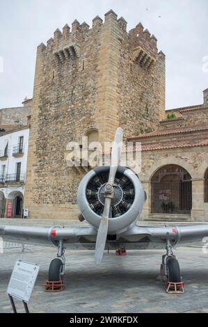 Caceres, Spanien - 27. Mai 2021: North American Aviation T-6 Texan. Spanische Militärluftfahrt-Ausstellung. Caceres Hauptplatz, Spanien Stockfoto