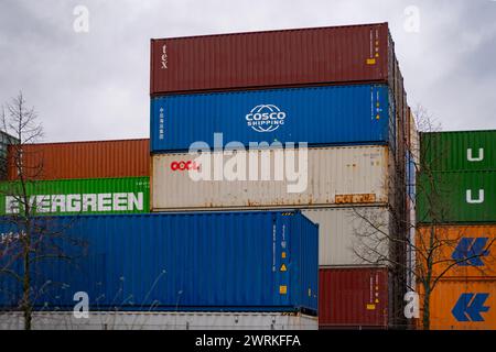 Versandcontainer größte Versand- und Transportunternehmen in Port, COSCO, OOCL, Evergreen, Logistik und Supply Chain Management, Fran Stockfoto