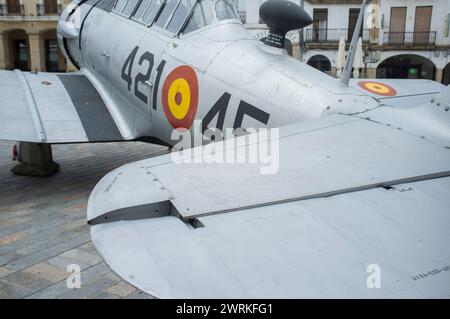 Caceres, Spanien - 27. Mai 2021: North American Aviation T-6 Texan. Spanische Militärluftfahrt-Ausstellung. Caceres Hauptplatz, Spanien Stockfoto