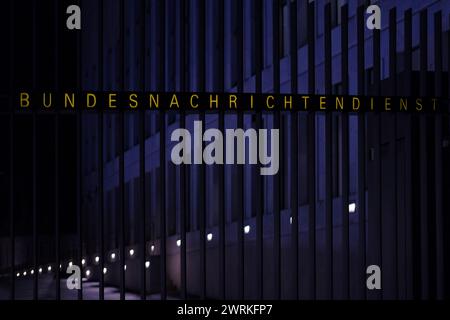 Nächtliches Büro des Bundesnachrichtendienstes, BND-Gebäude in Berlin, der Auswärtige Nachrichtendienst des Bundesdienstes, Natio Stockfoto