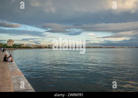 Promenade entlang der Nikis Avenue in Thessaloniki, Griechenland. Weißer Turm auf Hintergrund Stockfoto