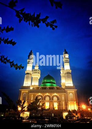 Masjid Agung Karanganyar, der Name einer großen, herrlichen Moschee mit vier Türmen und wunderschöner Beleuchtung Stockfoto