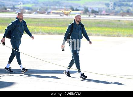 Solun, Hrvatska. März 2024. Die Spieler von Dinamo Zagreb Danijel Zagorac und Josip Misic kommen vor dem Achtelfinale der UEFA Europa Conference League zwischen PAOK und Dinamo Zagreb am Flughafen Thessaloniki, Mazedonien an. Foto: Marko Lukunic/PIXSELL Credit: Pixsell/Alamy Live News Stockfoto