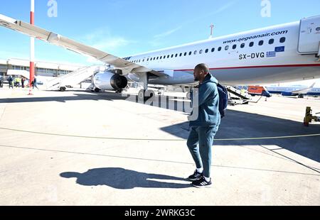 Solun, Hrvatska. März 2024. Der Spieler von Dinamo Zagreb Kevin Theophile Catherine trifft am Flughafen Thessaloniki Mazedonien vor dem Achtelfinale der UEFA Europa Conference League zwischen PAOK und Dinamo Zagreb ein. Foto: Marko Lukunic/PIXSELL Credit: Pixsell/Alamy Live News Stockfoto