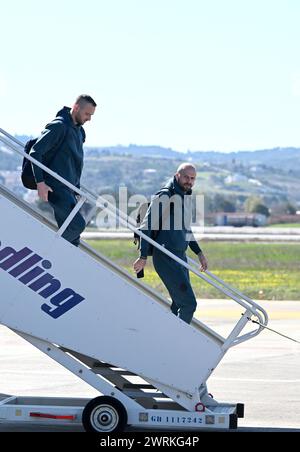 Solun, Hrvatska. März 2024. Die Spieler von Dinamo Zagreb Danijel Zagorac und Josip Misic kommen vor dem Achtelfinale der UEFA Europa Conference League zwischen PAOK und Dinamo Zagreb am Flughafen Thessaloniki, Mazedonien an. Foto: Marko Lukunic/PIXSELL Credit: Pixsell/Alamy Live News Stockfoto