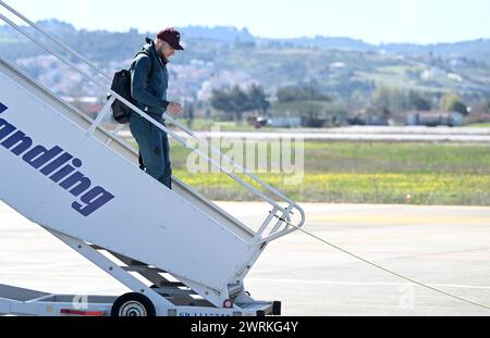 Solun, Hrvatska. März 2024. Spieler von Dinamo Zagreb Stefan Ristovski trifft am Flughafen Thessaloniki, Mazedonien, vor dem Achtelfinale der UEFA Europa Conference League zwischen PAOK und Dinamo Zagreb ein. Foto: Marko Lukunic/PIXSELL Credit: Pixsell/Alamy Live News Stockfoto