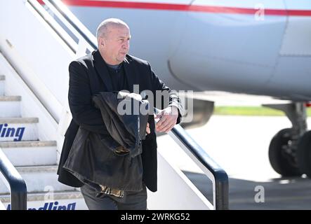 Solun, Hrvatska. März 2024. Velimir Zajec, der Präsident von Dinamo Zagreb, trifft im Vorfeld des Achtelfinale der UEFA Europa Conference League im zweiten Legspiel zwischen PAOK und Dinamo Zagreb am Flughafen Thessaloniki ein. Foto: Marko Lukunic/PIXSELL Credit: Pixsell/Alamy Live News Stockfoto