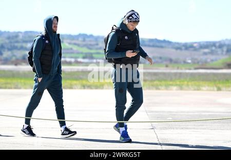 Solun, Hrvatska. März 2024. Die Spieler von Dinamo Zagreb Luka Vrbancic und Maxime Bernauer kommen am Flughafen Thessaloniki 'Mazedonien' vor dem Achtelfinale der UEFA Europa Conference League zwischen PAOK und Dinamo Zagreb an. Foto: Marko Lukunic/PIXSELL Credit: Pixsell/Alamy Live News Stockfoto