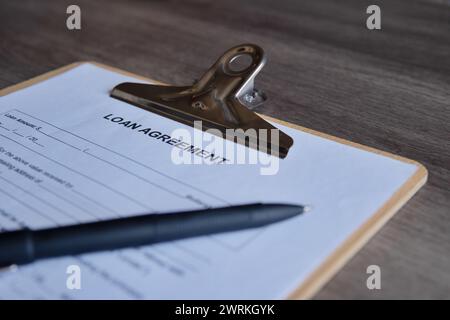 Stift- und Leihvertrag-Formular in der Zwischenablage, Vorbereitung zum Ausfüllen und Unterzeichnen eines Formulars. Stockfoto