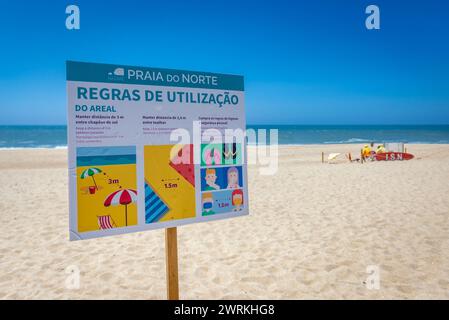 COVID-19-Vorschriften am North Beach, berühmt für riesige Wellen in der Stadt Nazare an der sogenannten Silver Coast, Region Oeste in Portugal Stockfoto